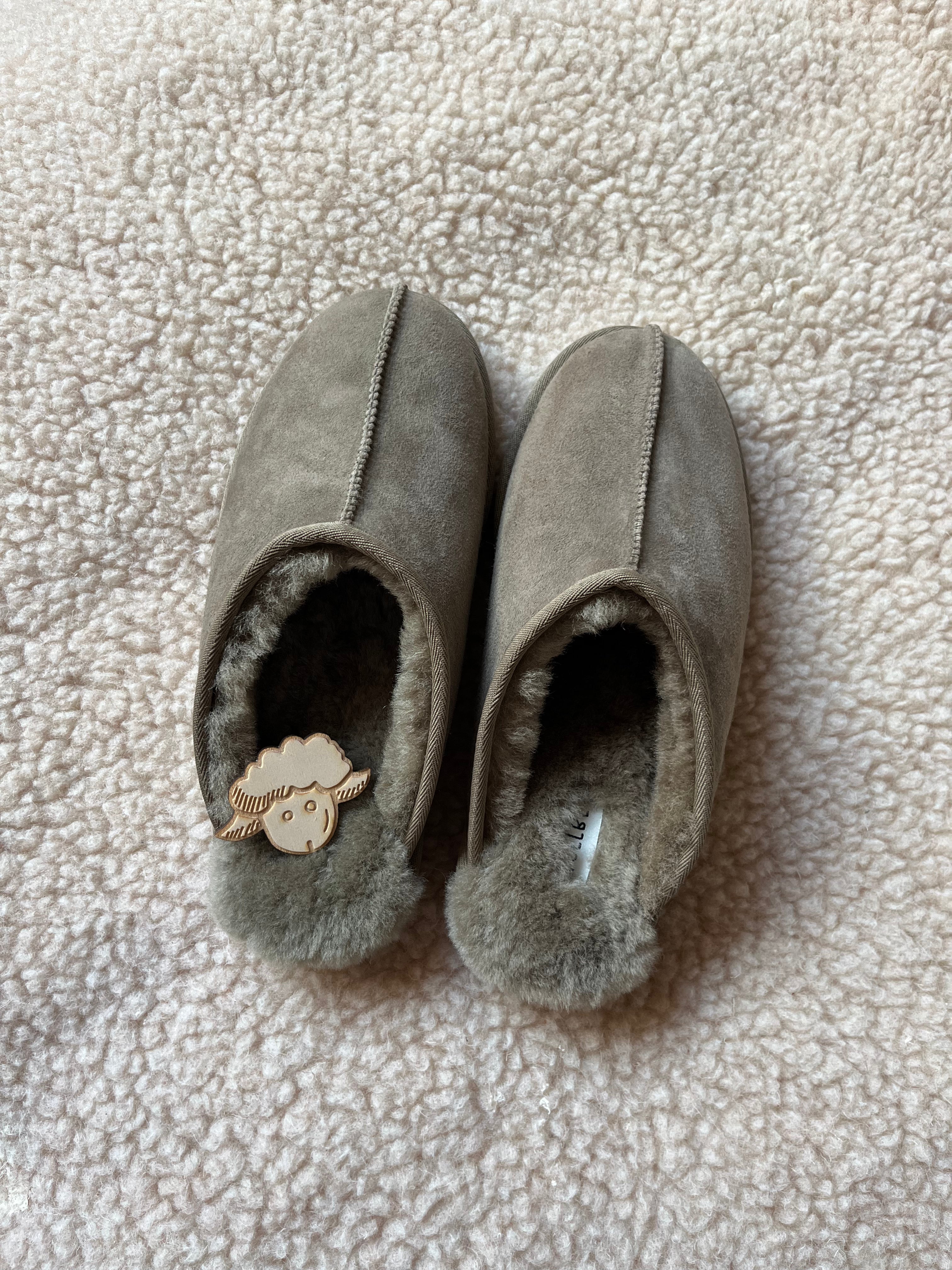 Lammfellpantoffeln in olivgrün