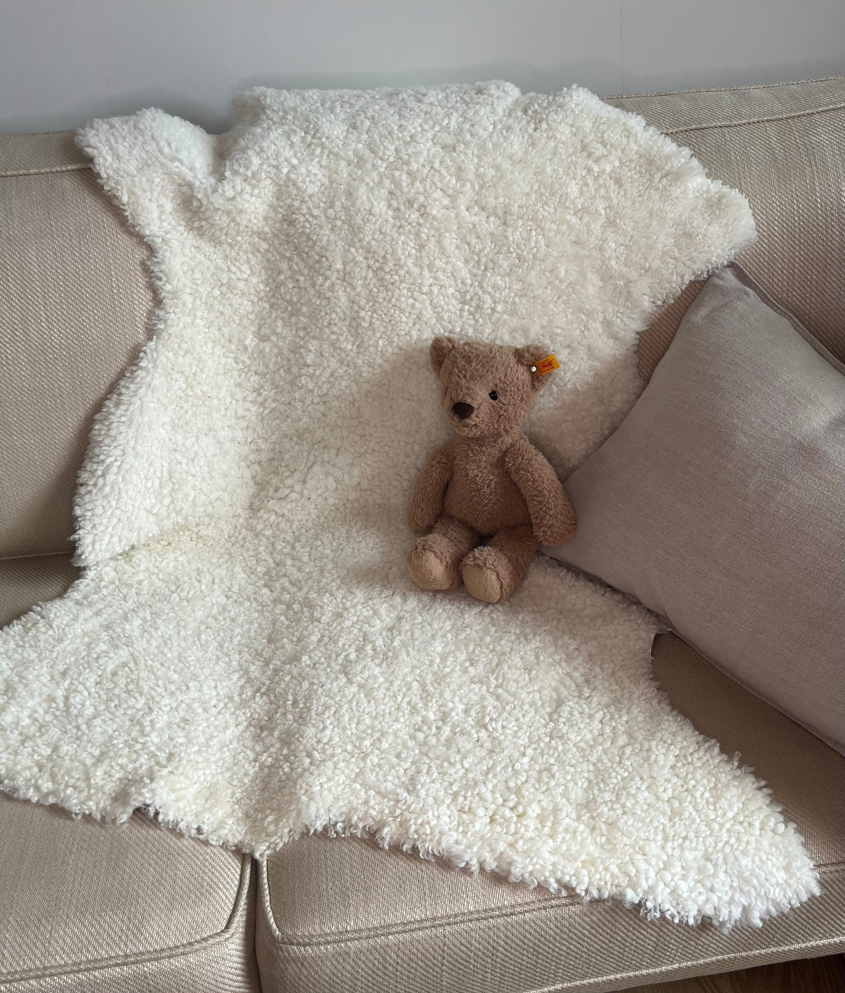 Kuscheliges curly Lammfell