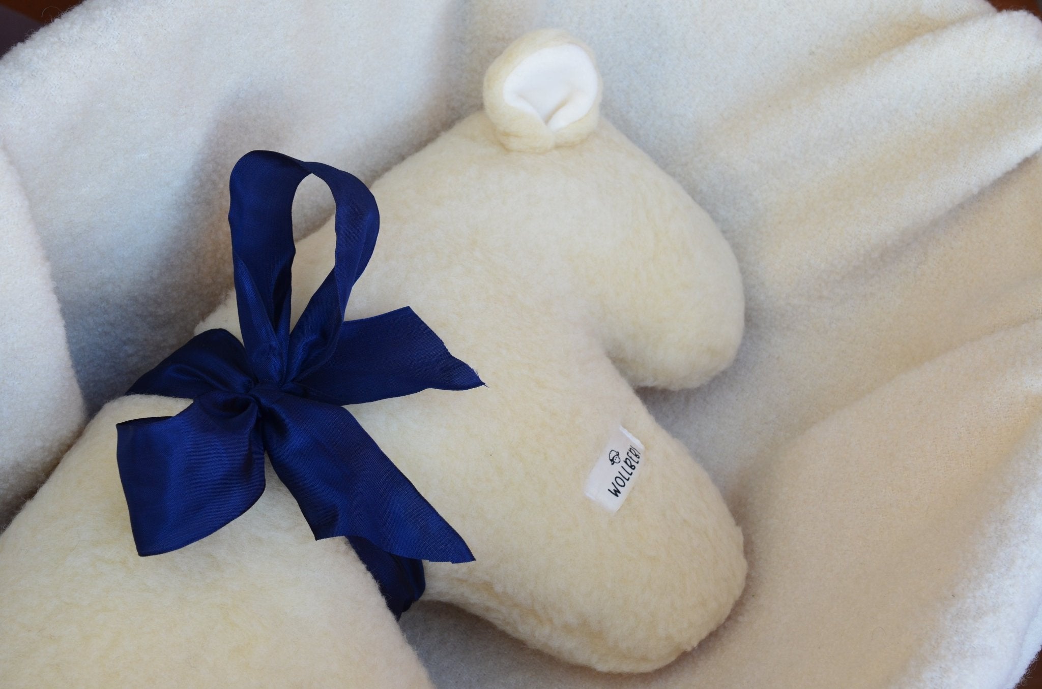 Kuscheltier Schaf "Lore" aus reiner Schurwolle - Wollbebi