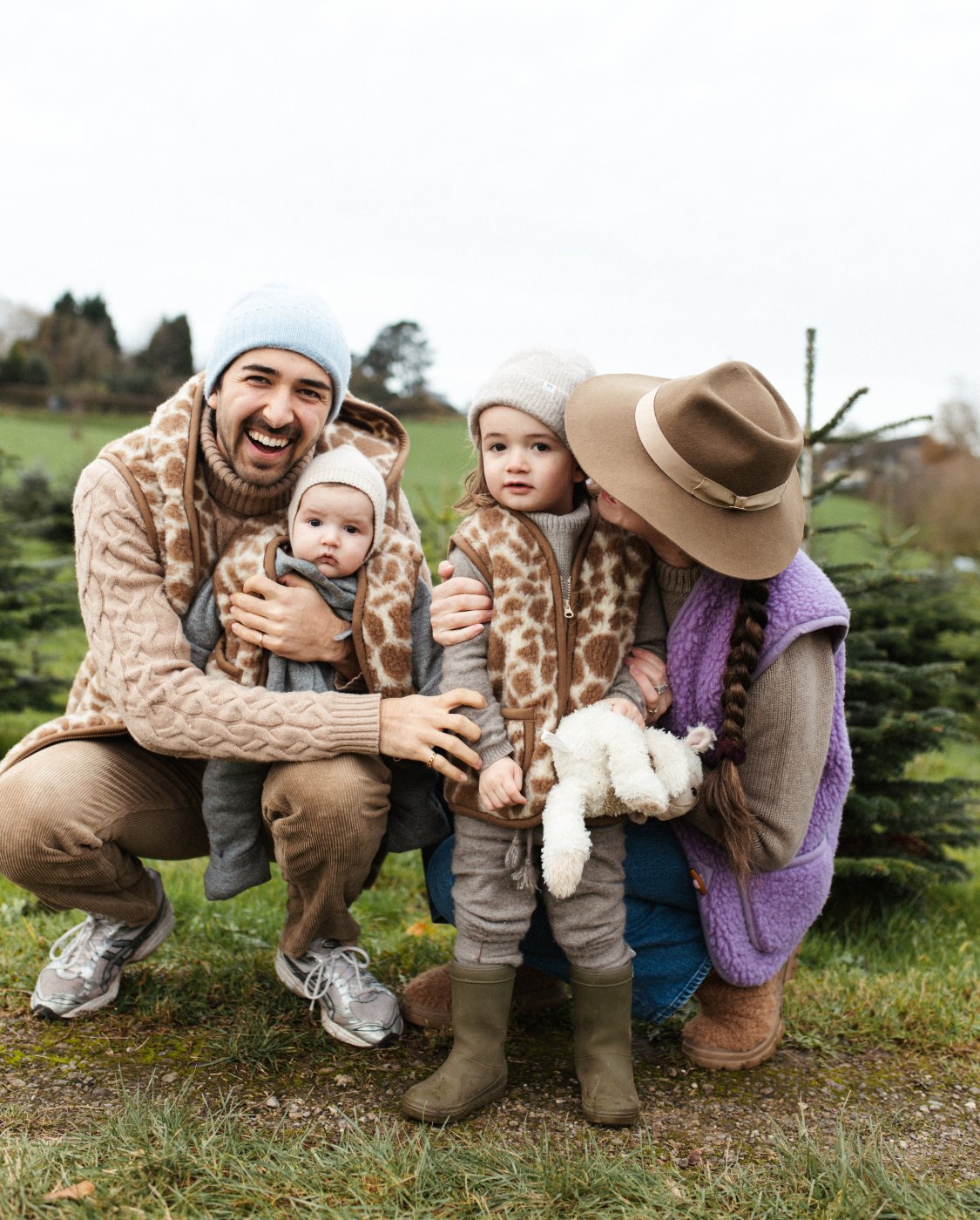 Dame, Kind und Baby mit verschiedenen Wollwesten
