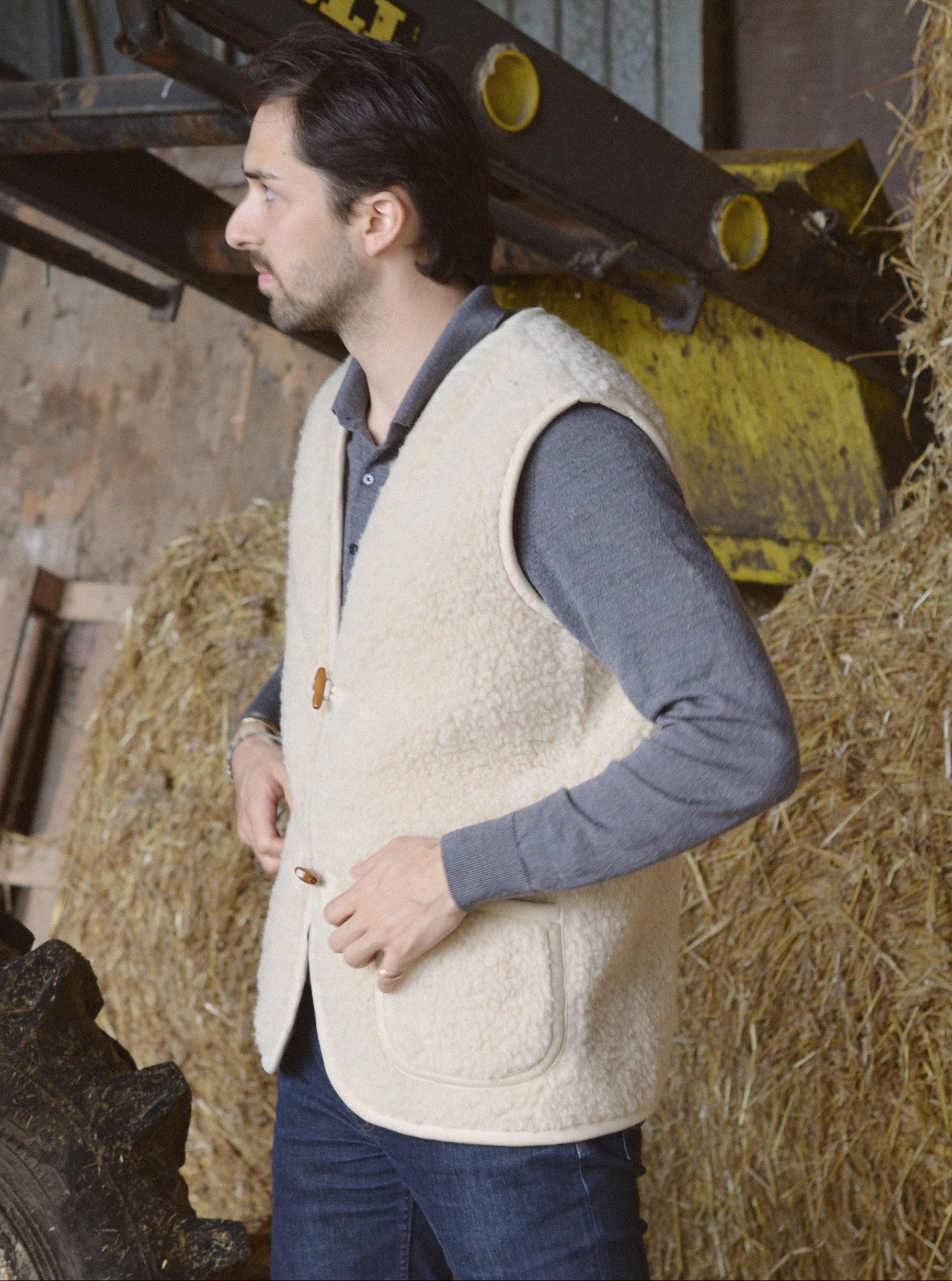 Wollweste für Damen und Herren mit Knopf in beige