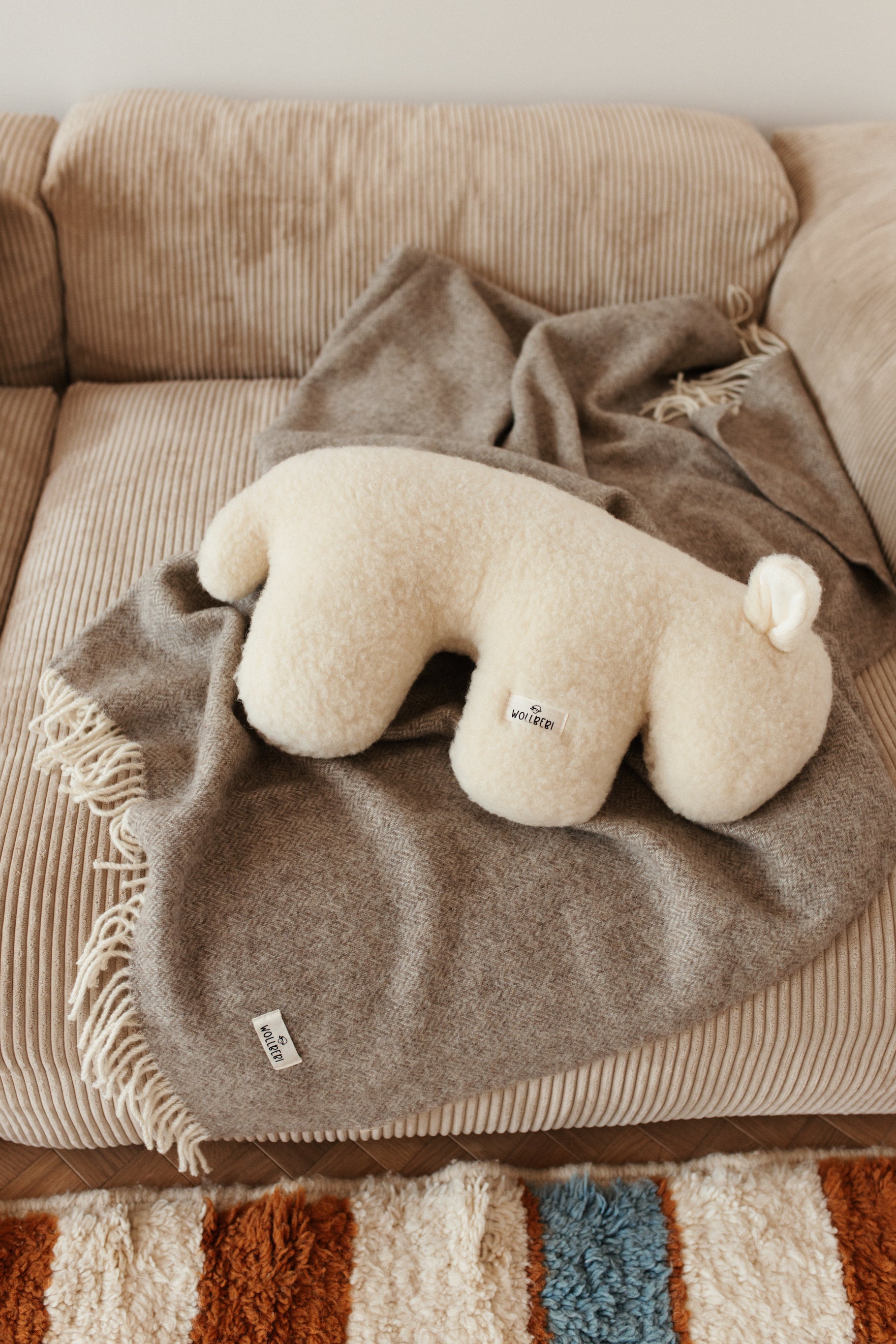 Kuscheltier Schaf "Lore" aus reiner Schurwolle